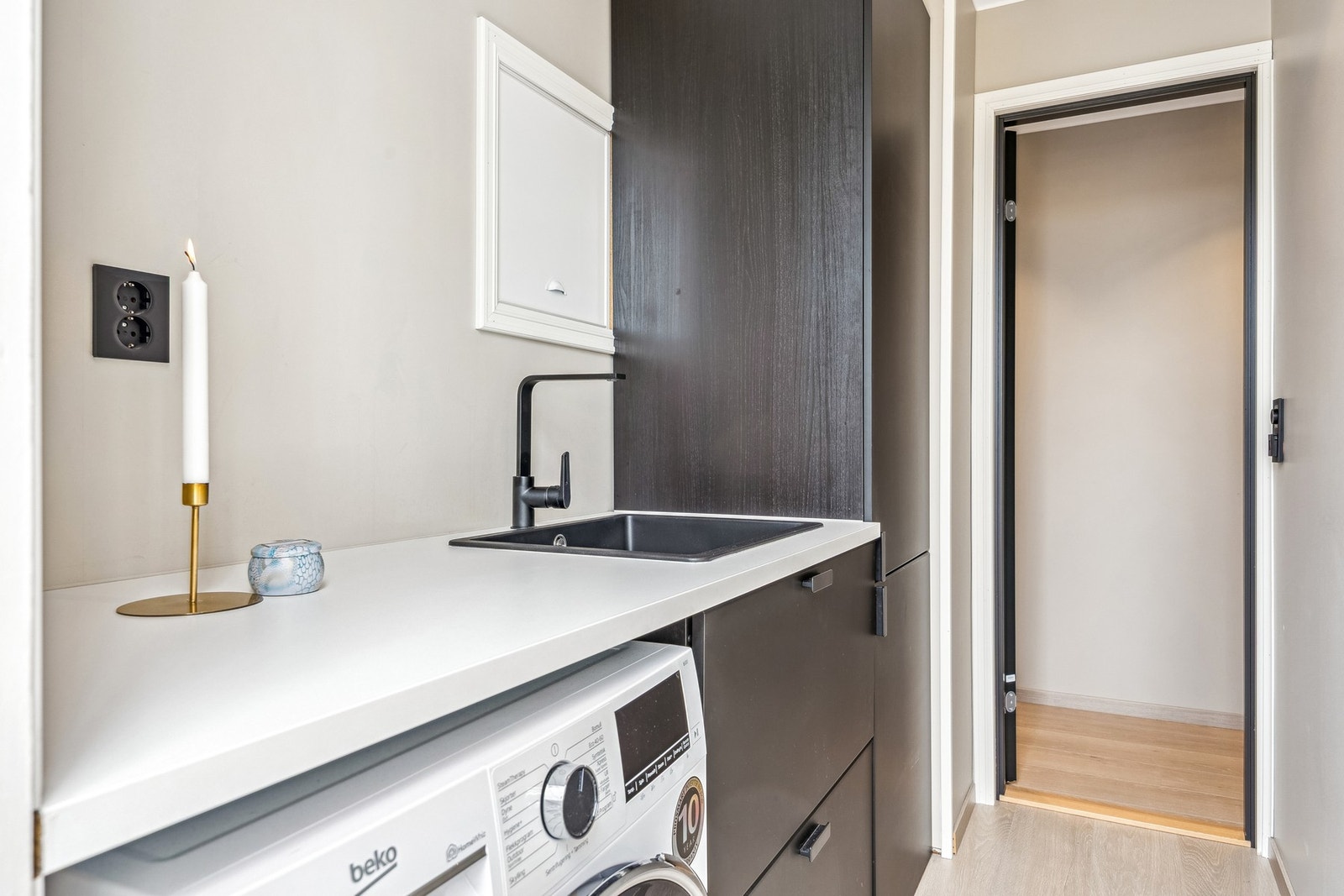 Lekkert og praktisk vaskerom på 3,5 kvm - etablert i forbindelse med flytting av kjøkken til stue. Hofstad VVS har stått for et komplett nytt røranlegg for bad, vaskerom og kjøkken, noe som gir både trygghet og moderne standard. Galleribilde