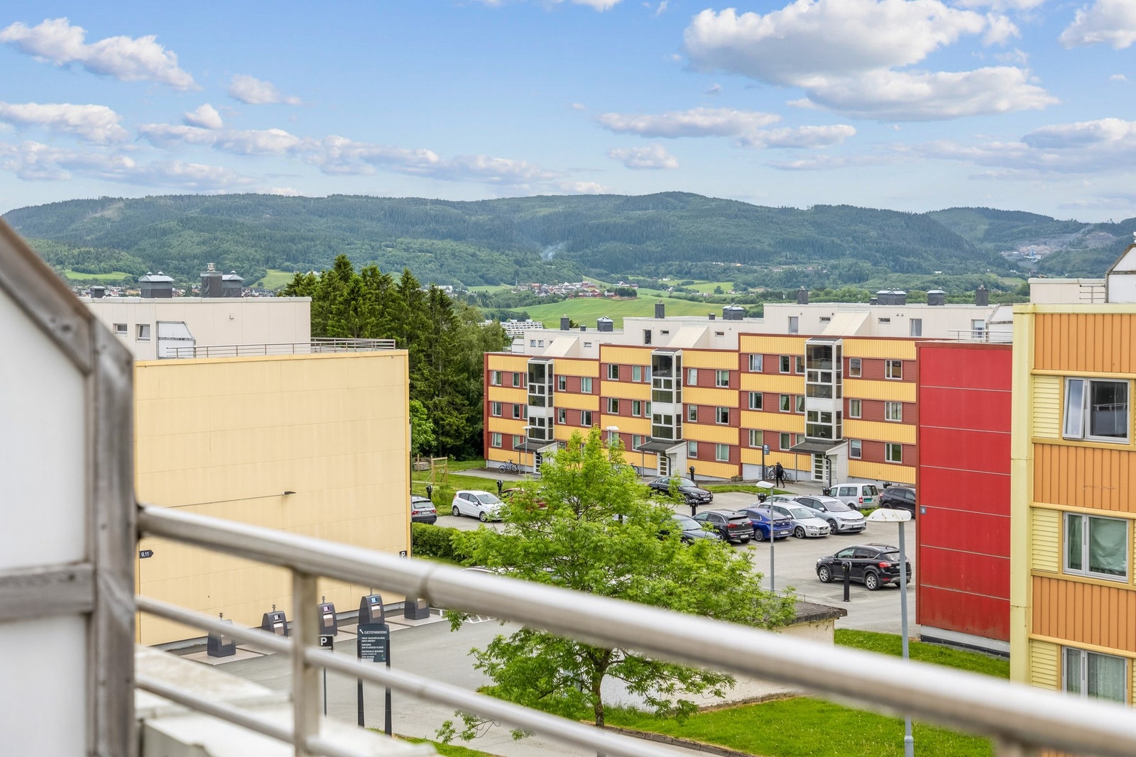 Luftig og solrik takterrasse på 15 kvm med sørvendt beliggenhet og flott utsikt - et naturlig forlengelse av boligen. Galleribilde