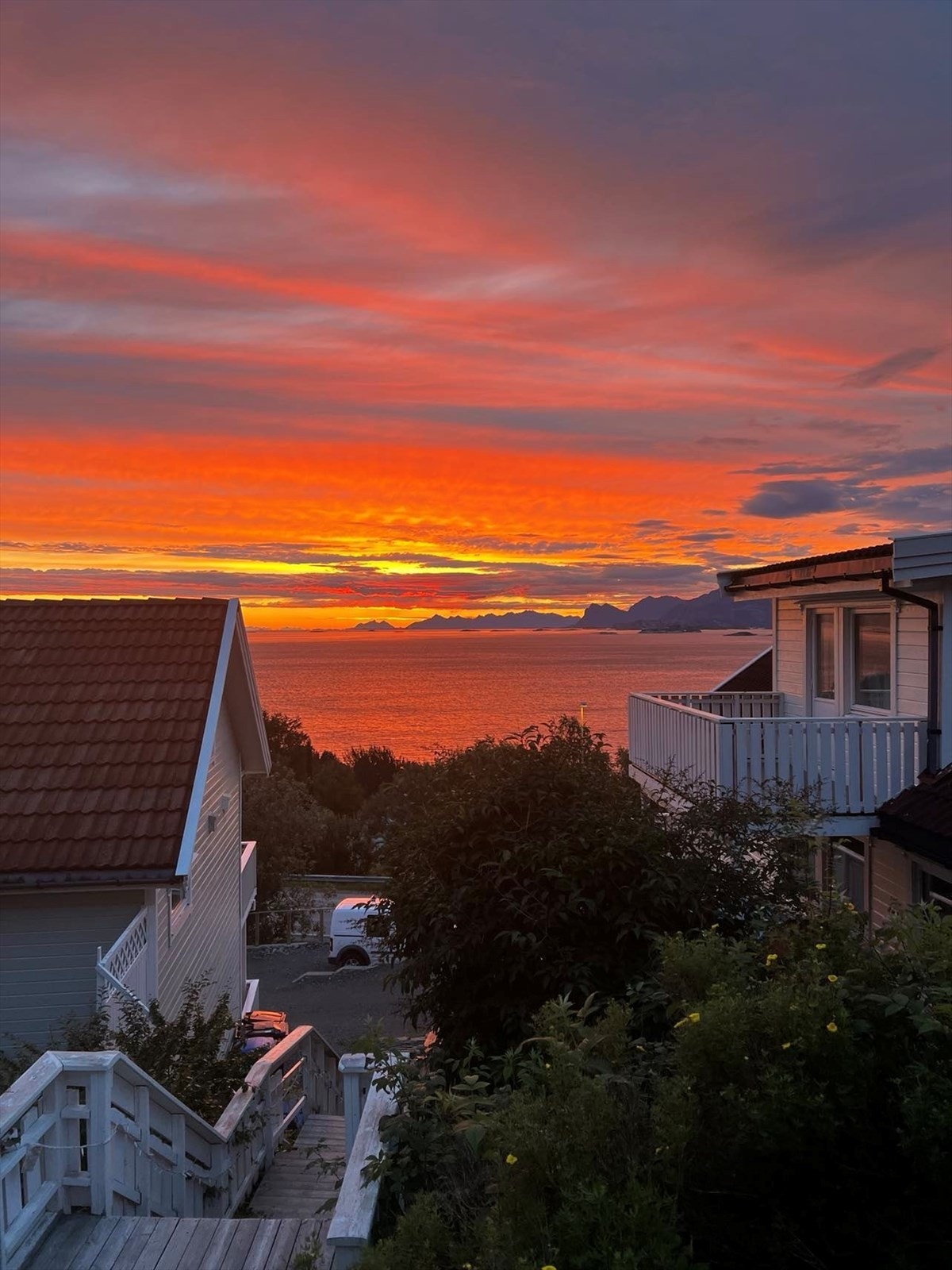 Kort vei fra garasje og opp til boligen. Galleribilde