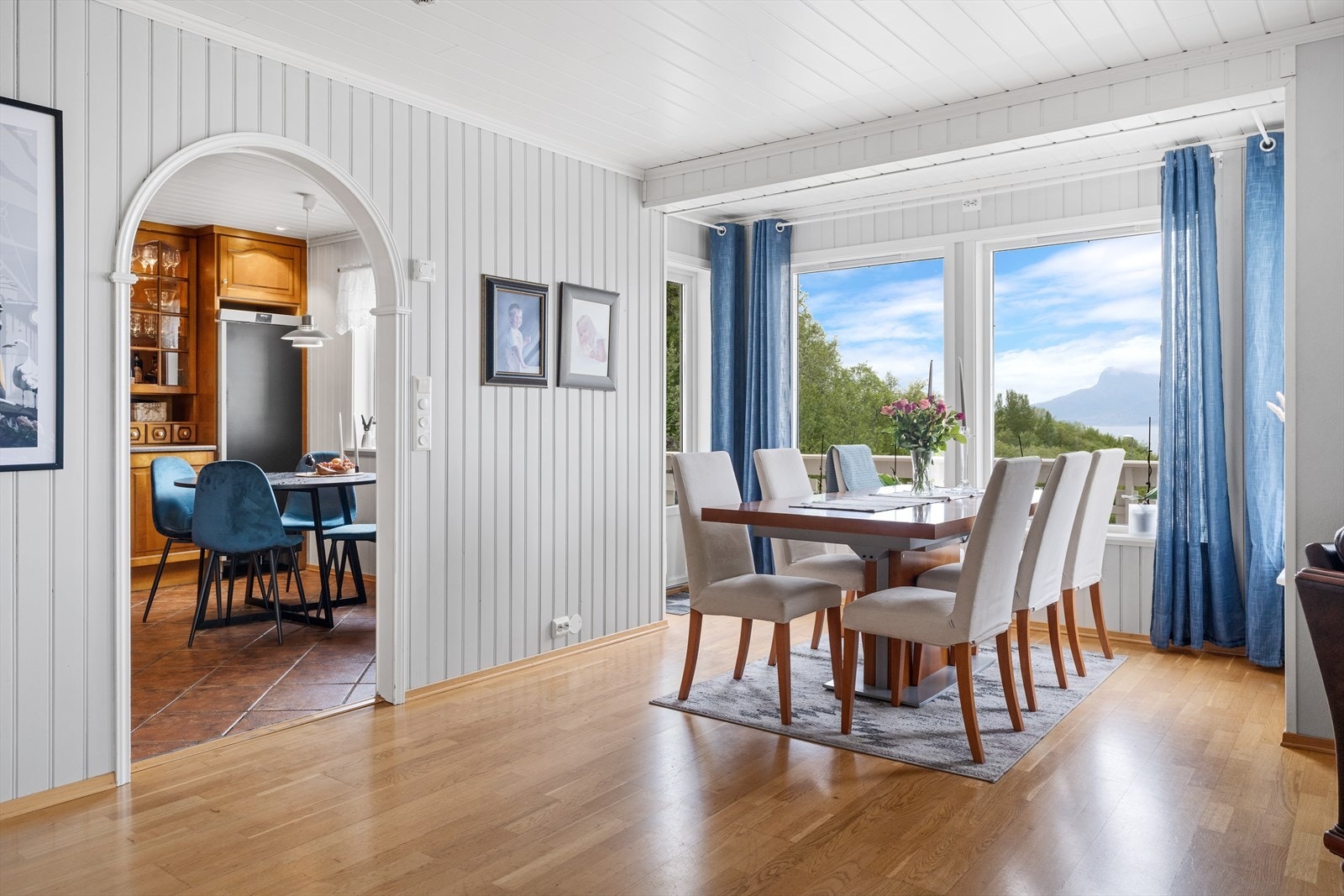 Stuen har god plass til både spisebord og flere sofaløsninger. Galleribilde