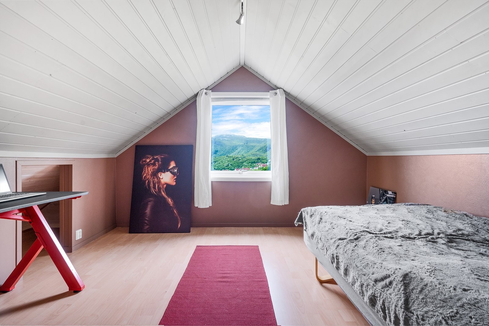 Soverommene har god plass til møblement utover seng. Galleribilde