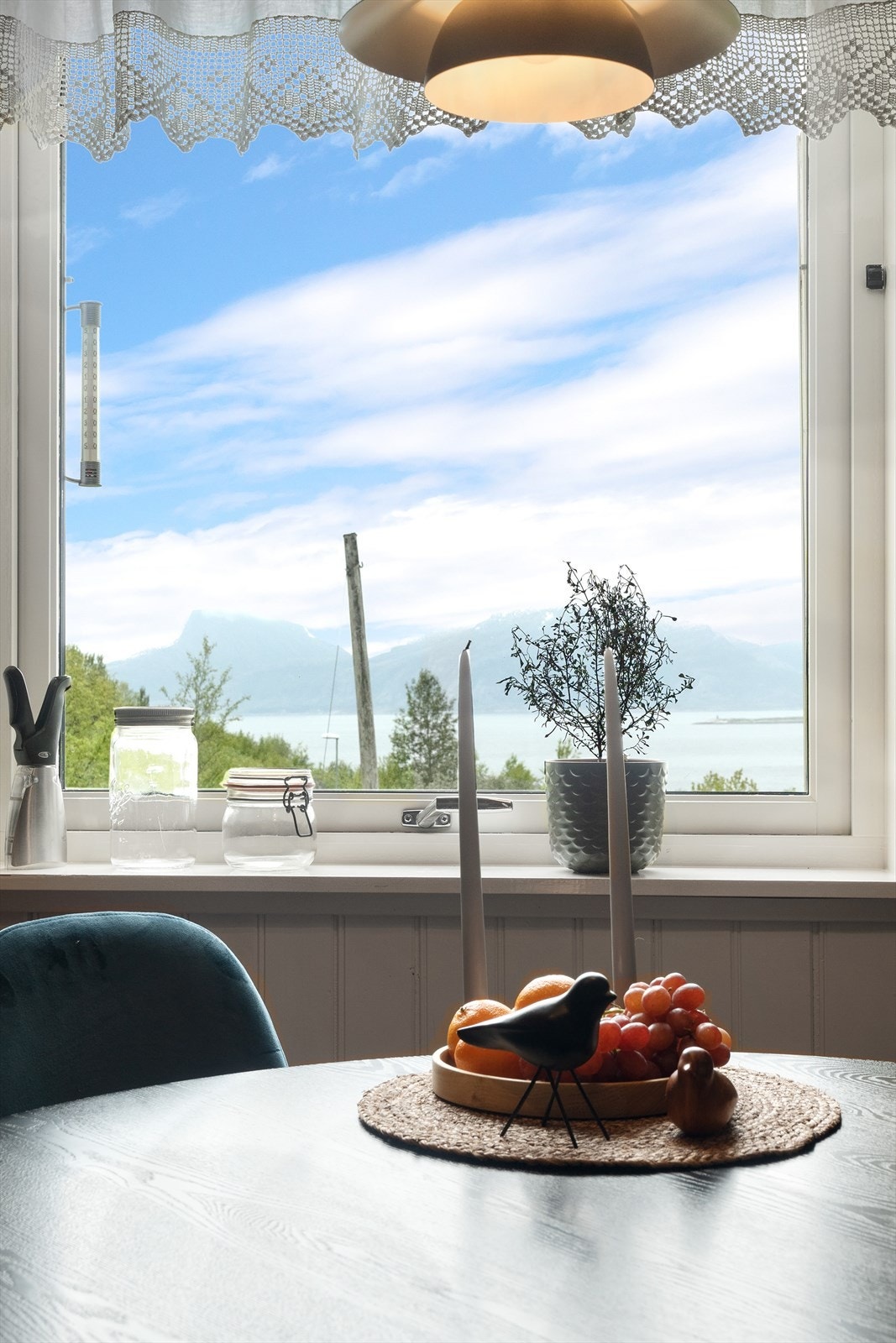 Kjøkkenet har egen spiseplass hvor du kan nyte den fantastiske utsikten til hverdagsmåltider. Galleribilde