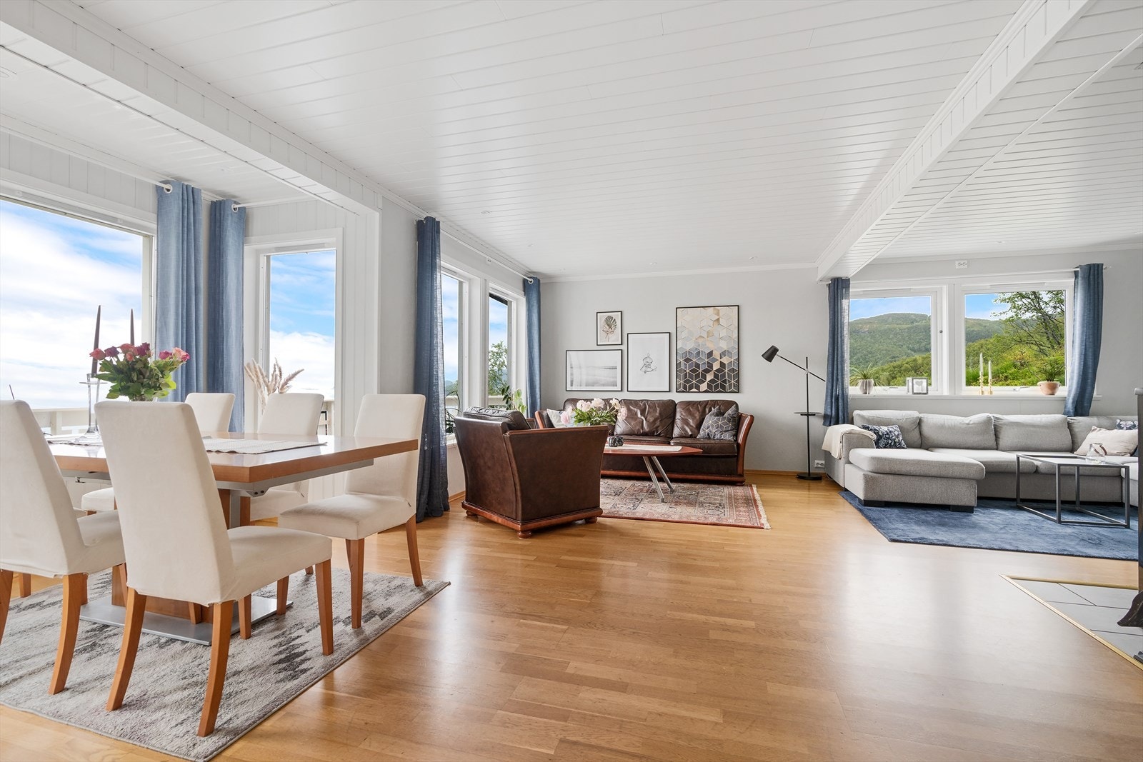 Stuen har store vindusflater med fantastisk utsikt til fjorden, og vinduene gir også rikelig med naturlig lys. Galleribilde