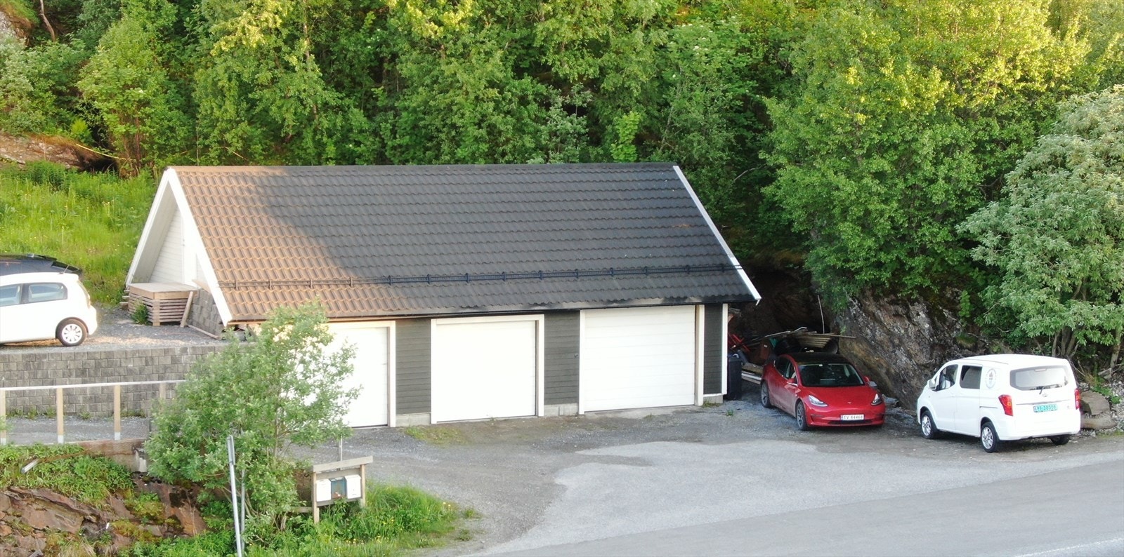 Frittstående garasje med 3 porter og godt med oppevaring på hems. Galleribilde