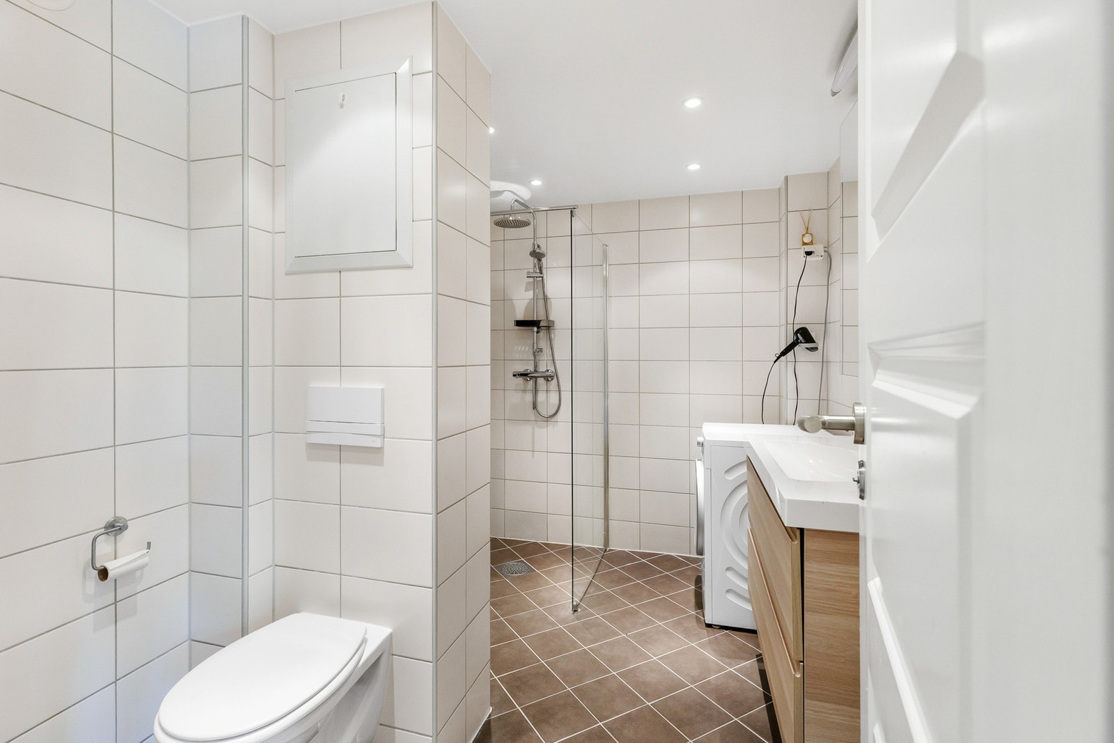 Det er sanitærutstyr som dusj-nisje, veggmontert toalett og
opplegg til vaskemaskin. Badet har innredning med nedfelt servant. Galleribilde