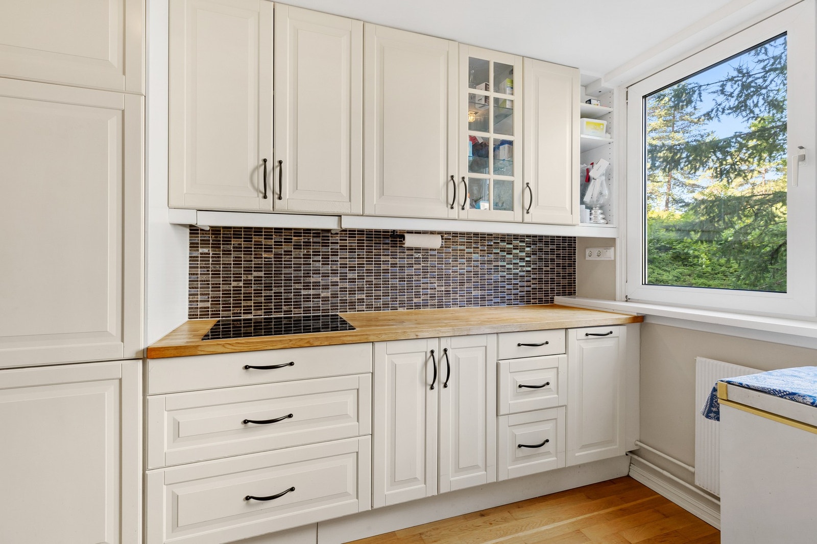 Kjøkken med profilerte fronter og heltrè benkeplate. Galleribilde