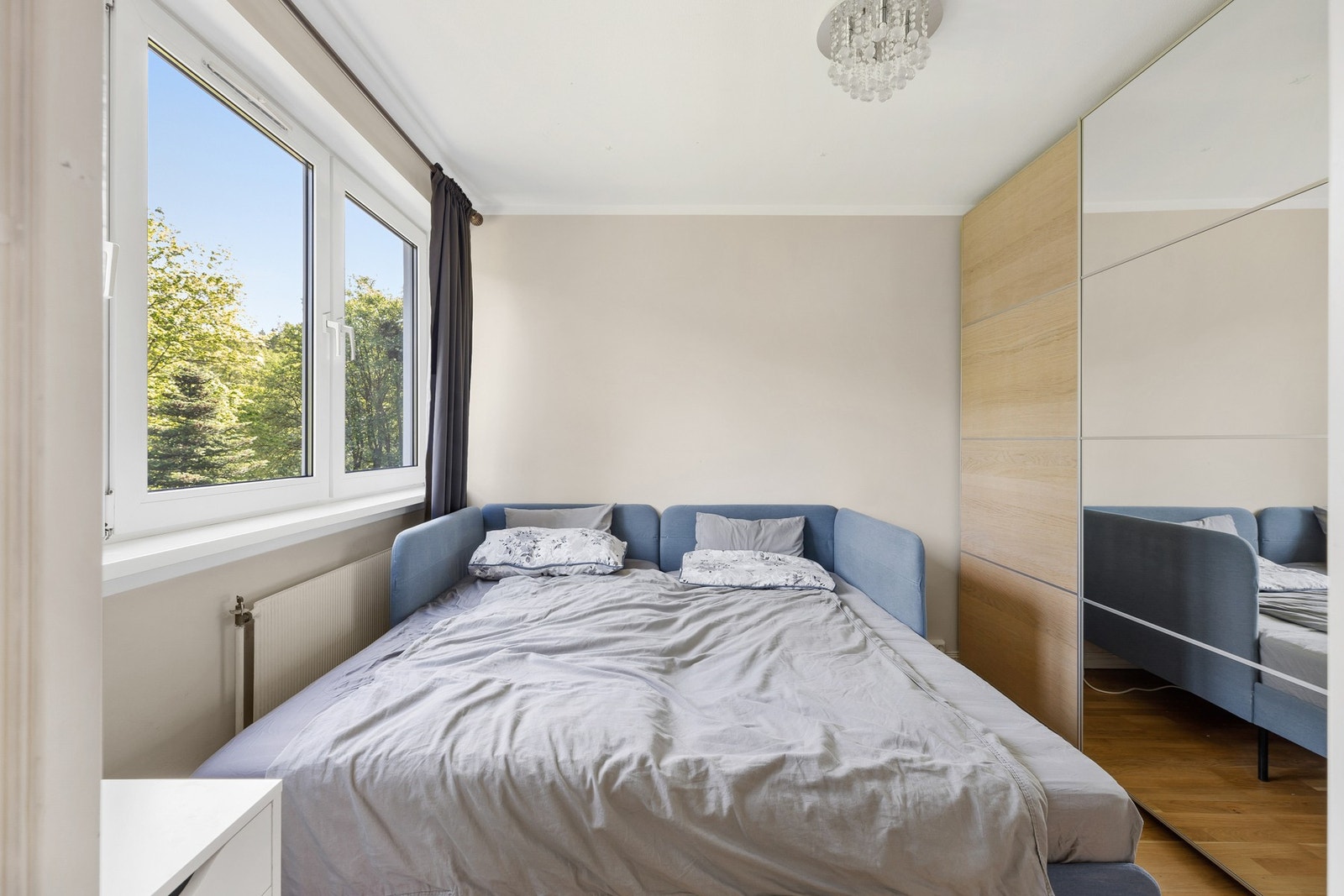 Soverommet er romslig med plass til dobbeltseng og garderobe. Galleribilde