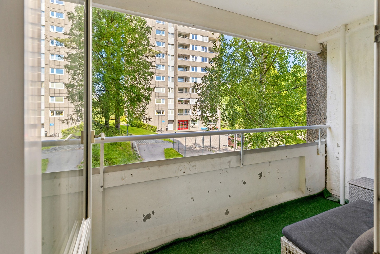 Balkongen er vestvendt. Her kan solfylte dager nytes. Galleribilde