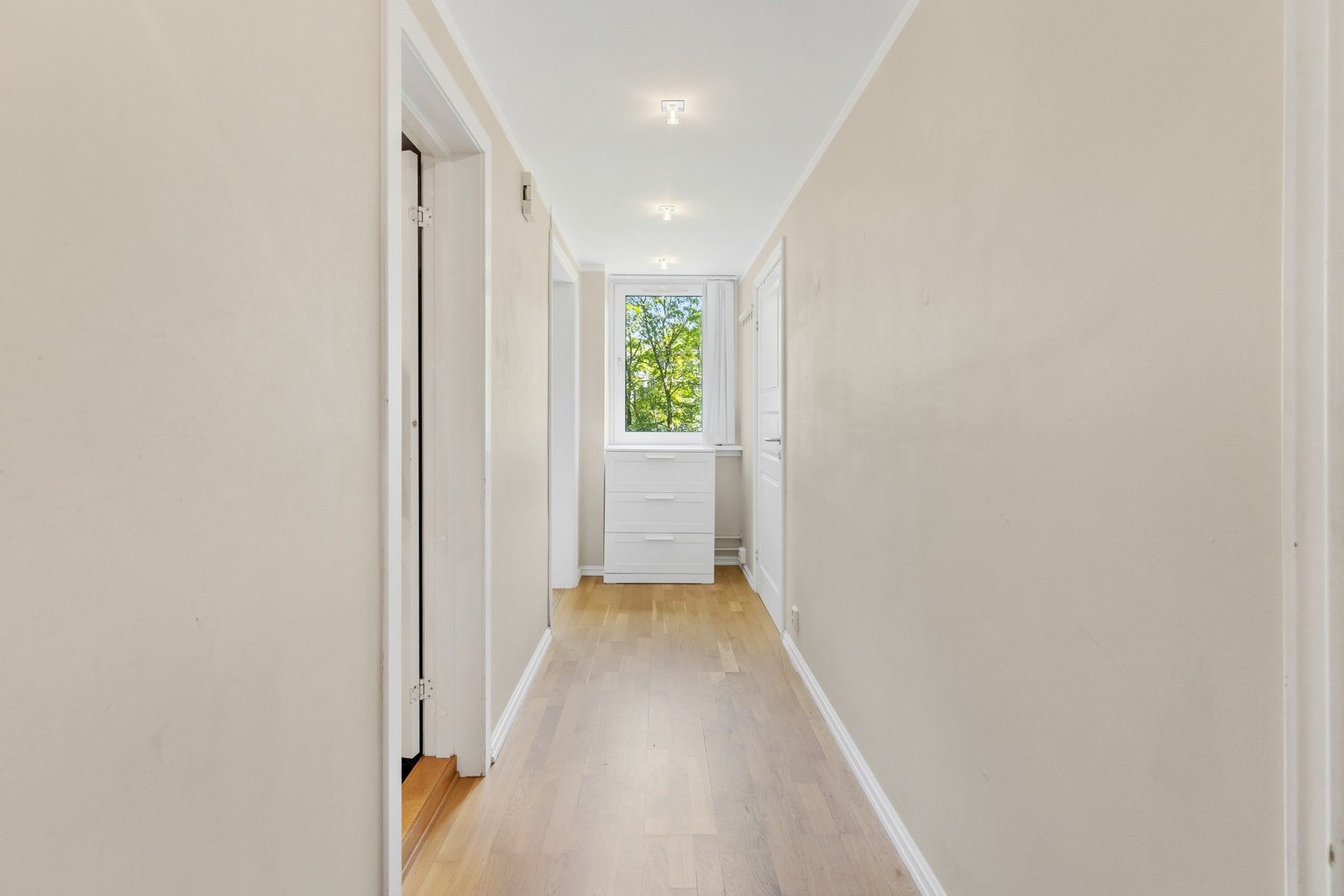 Stort inngangsparti med muligheter for å henge fra seg yttertøy og sko. Galleribilde