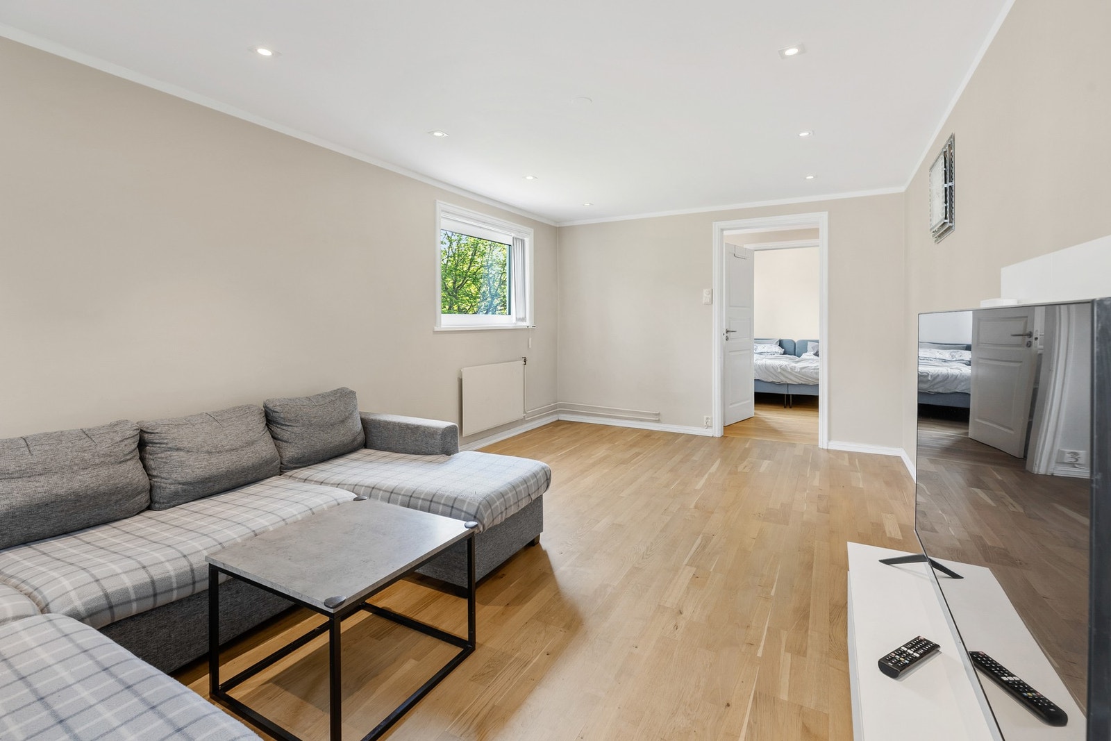 Stuen er romslig med god plass til spisegruppe, sofa og mediemøblement. Galleribilde