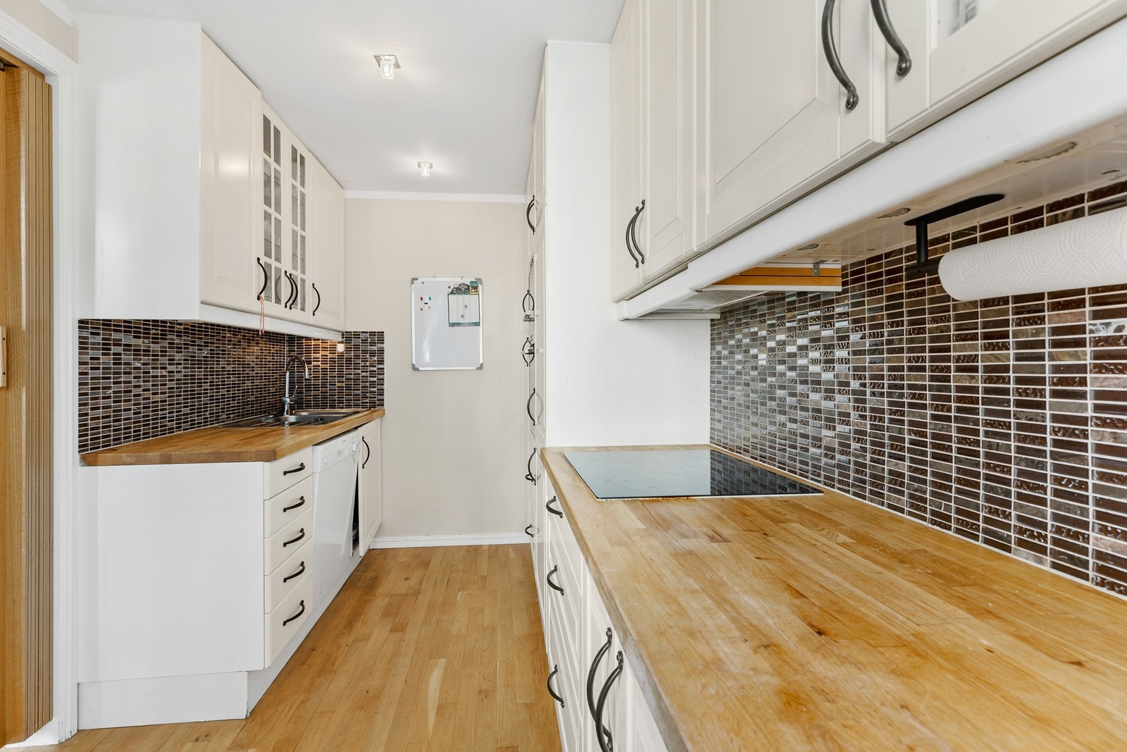 Romslig kjøkken med god plass til kjøkkenredskaper i skuffer og skap. Galleribilde