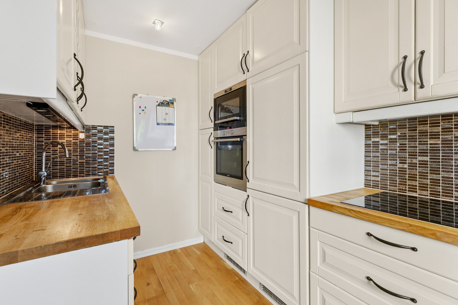 Det er integrerte hvitevarer
som kjøl/fryseskap, oppvaskmaskin, stekeovn og mikrobølgeovn. Galleribilde