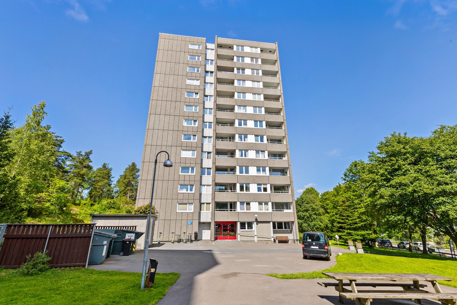 Borettslaget består av 9 høyblokker og 648 enheter. Galleribilde