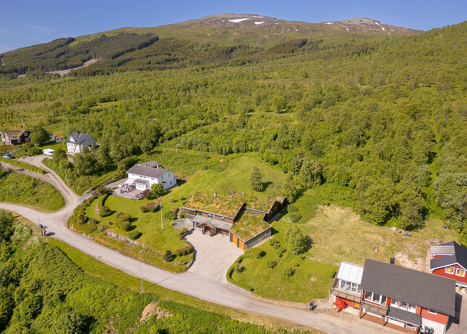 Det er et rolig og barnevennlig område ved vei uten gjennomgangstrafikk. Gangavstand til skoler og barnehager. Galleribilde