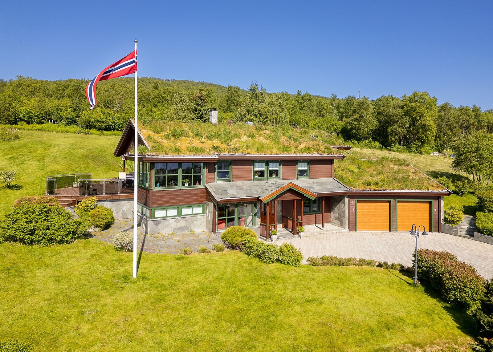 Boligen inneholder to stuer, kjøkken med nyere integrerte hvitevarer, tre flislagte bad, stort vaskerom, fire romslige soverom, badstue, store boder, kjølerom og integrert dobbelgarasje. Galleribilde