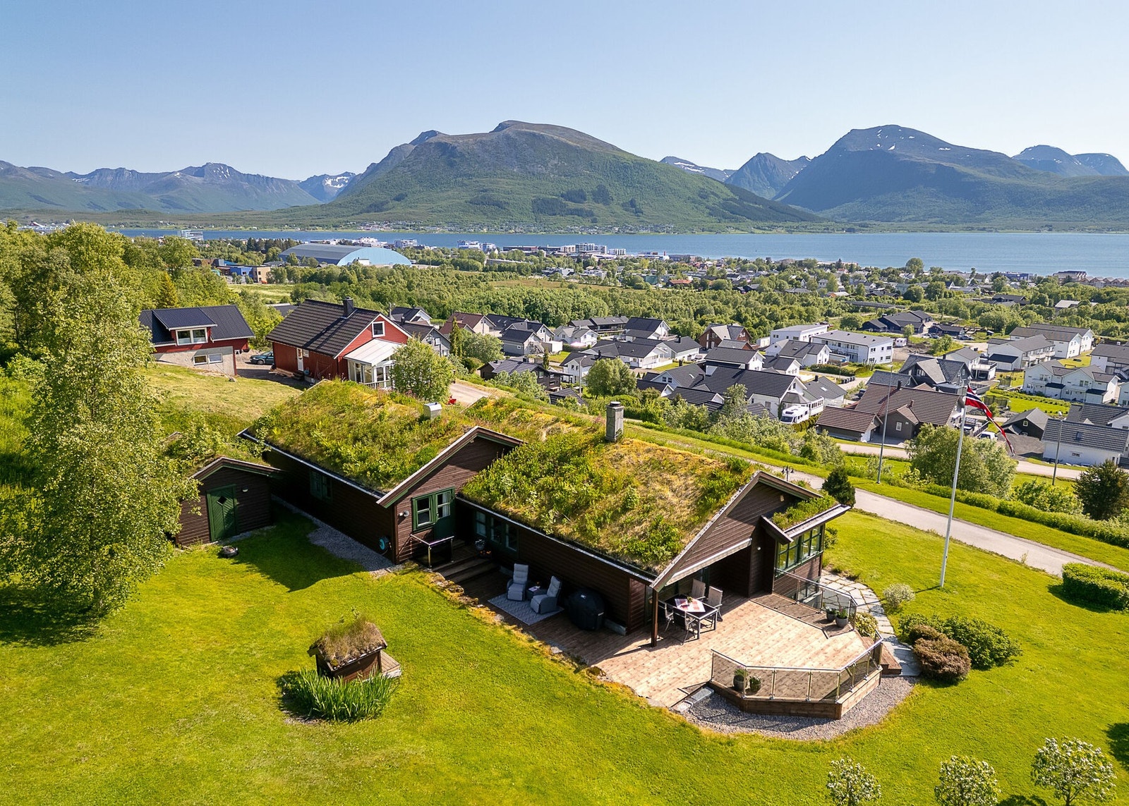En meget flott eiendom med særegen beliggenhet i høyden, noe som byr på fantastiske utsiktsforhold. Galleribilde