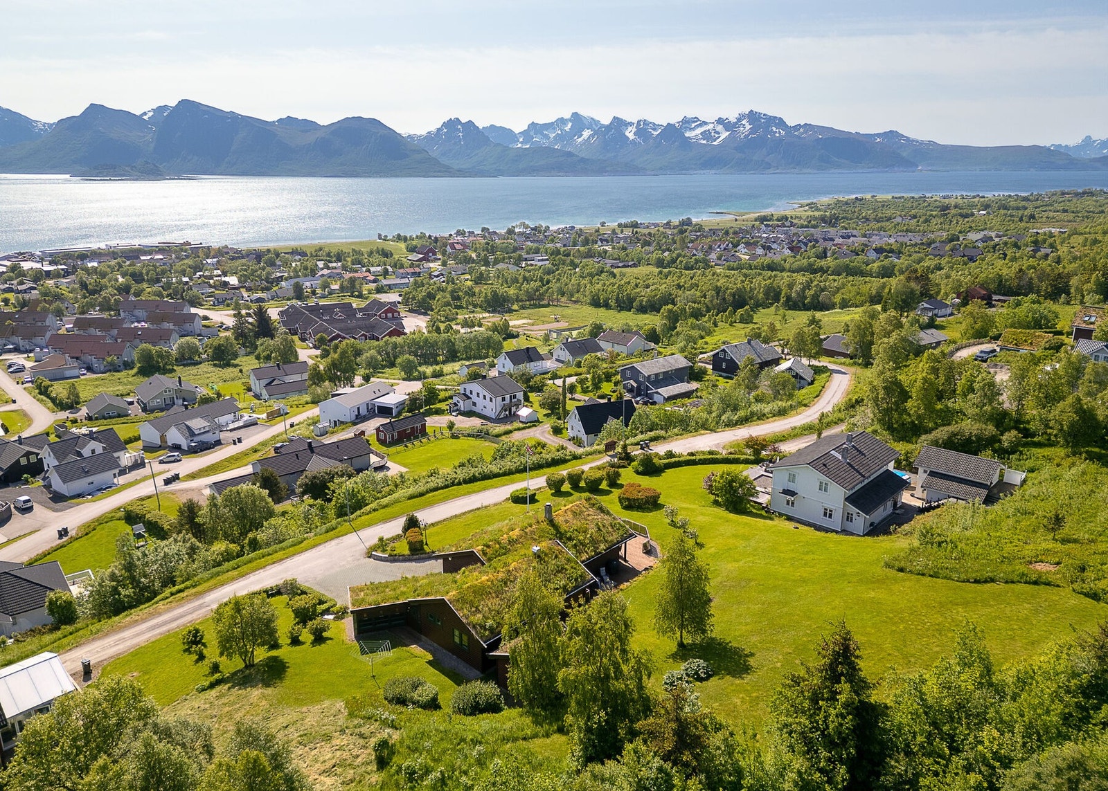 Eiendommen ligger i sør-østlig hellende terreng i etablert og meget attraktivt boligområde i Lamarka, like sør for Sortland sentrum. Galleribilde