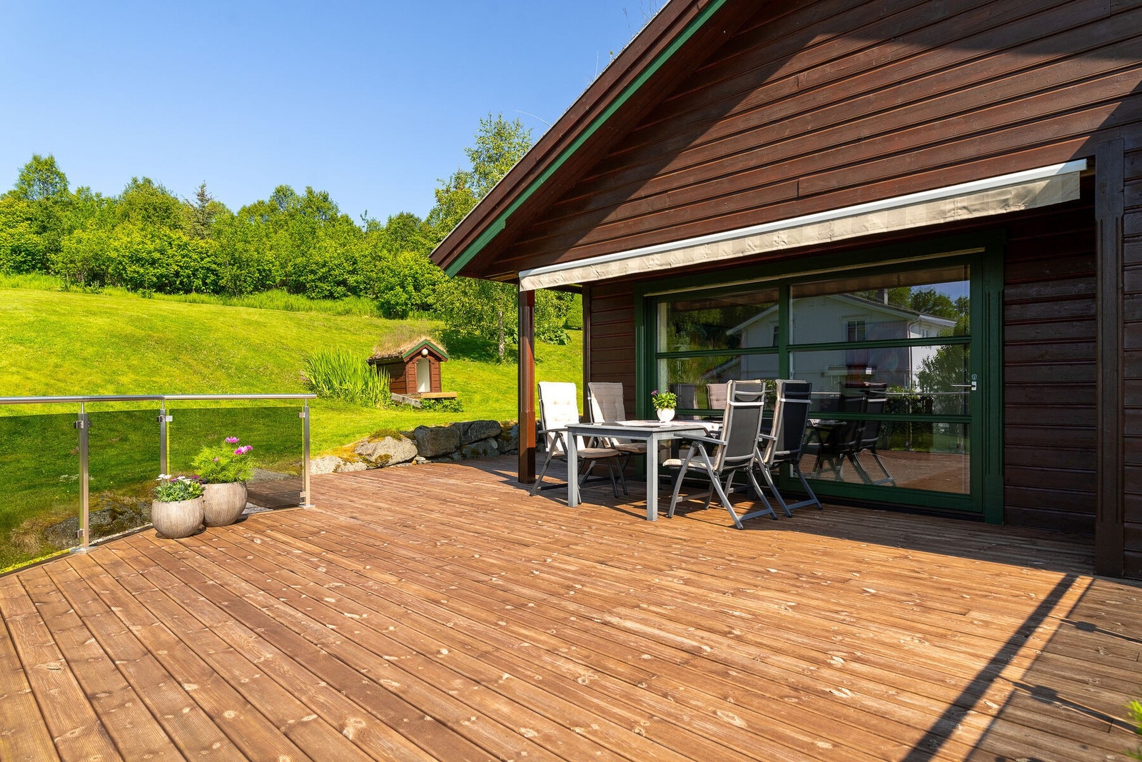 Den romslige terrassen har god plass til det du måtte ønske av hagemøblering. Galleribilde