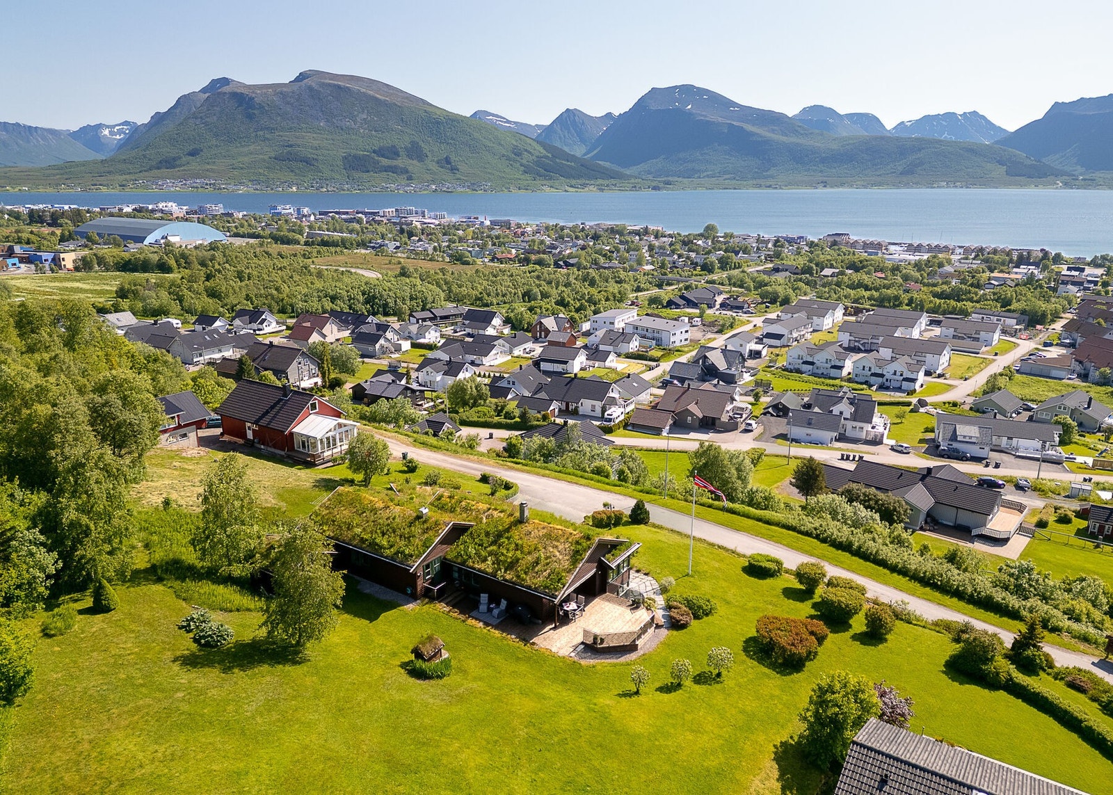 Solåpen tomt med meget god intern beliggenhet. Galleribilde