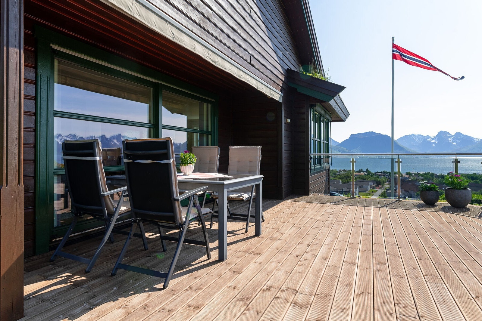 Solrik terrasse med nydelig utsikt. Galleribilde