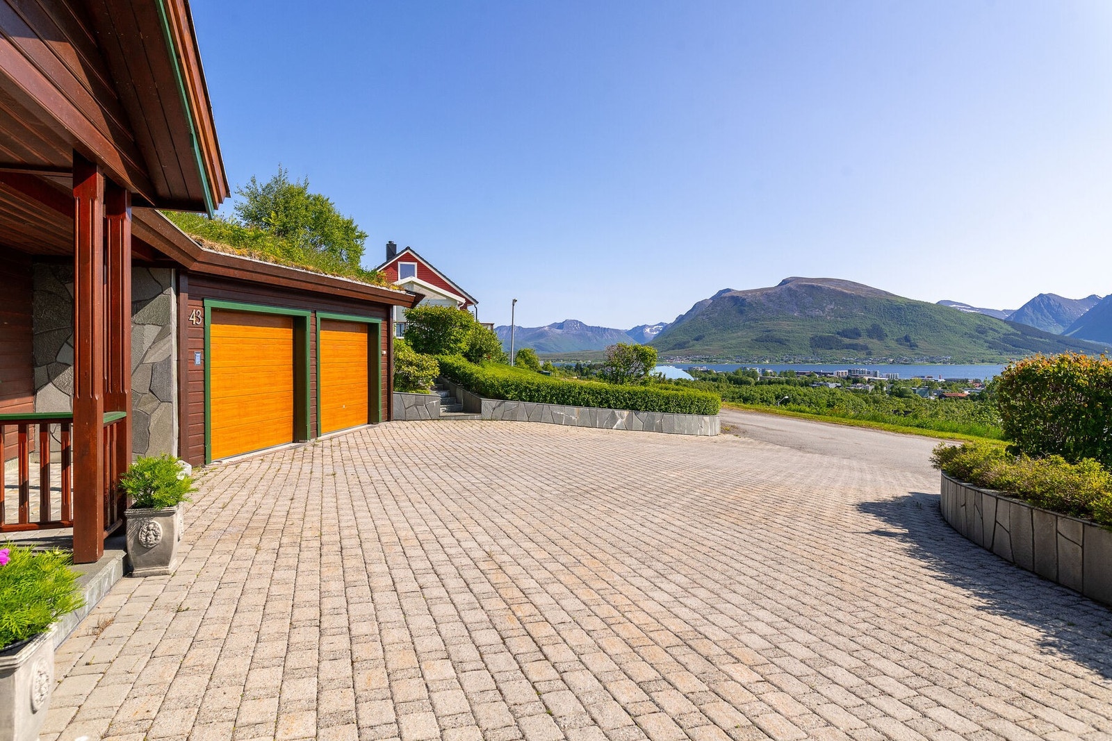 Innkjørsel og gårdsplass er utført med belegningsstein og har gode parkeringsmuligheter i tillegg til garasjen. Galleribilde