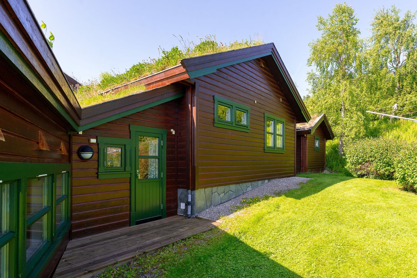 Uteområdet mot nord med utgang fra vaskerommet. Her er det montert utendørs tørkestativ. Galleribilde