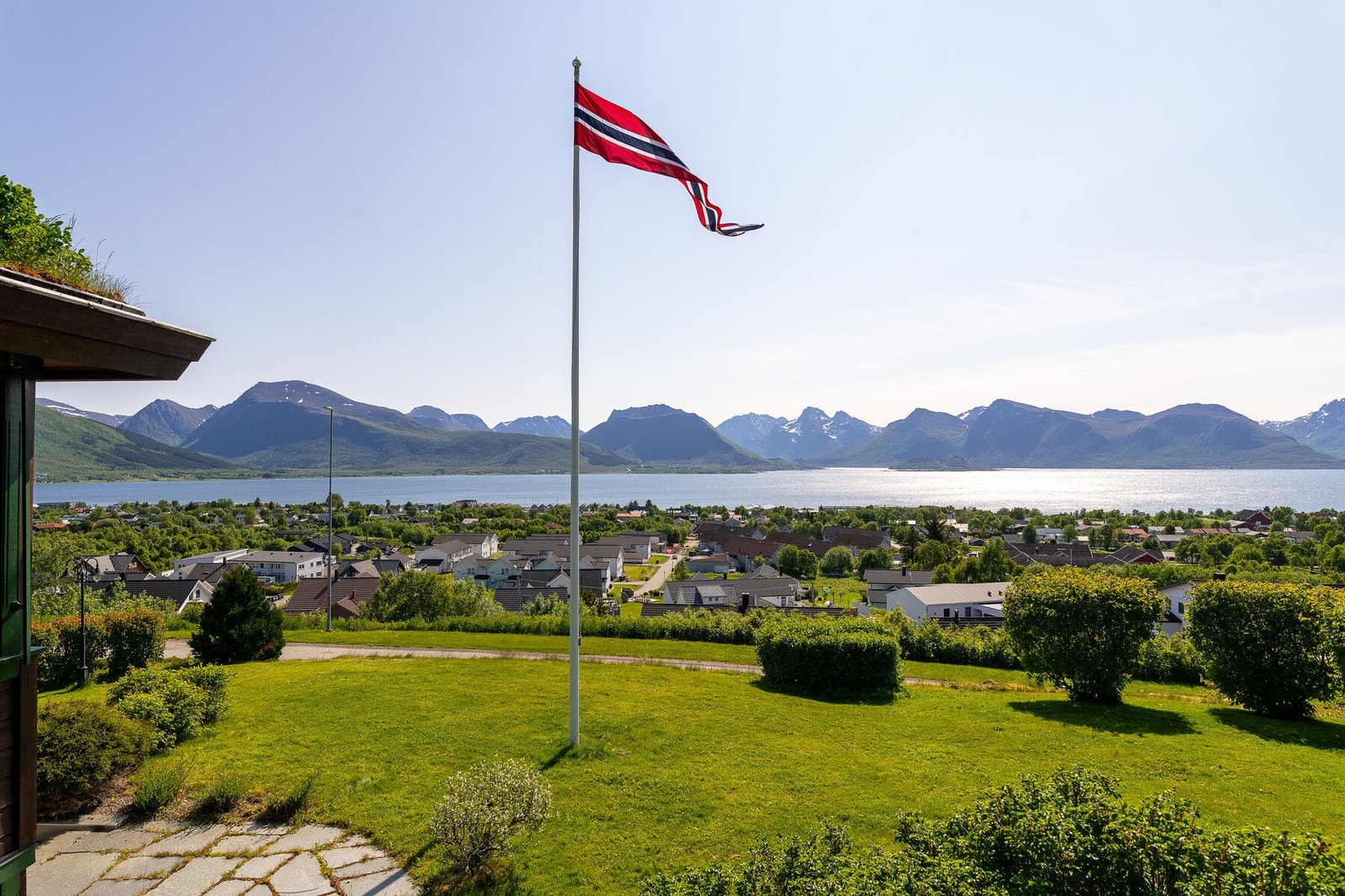 Fra boligen og uteområdet kan en fantastisk utsikt mot sjø, fjell og sentrum nytes. Galleribilde