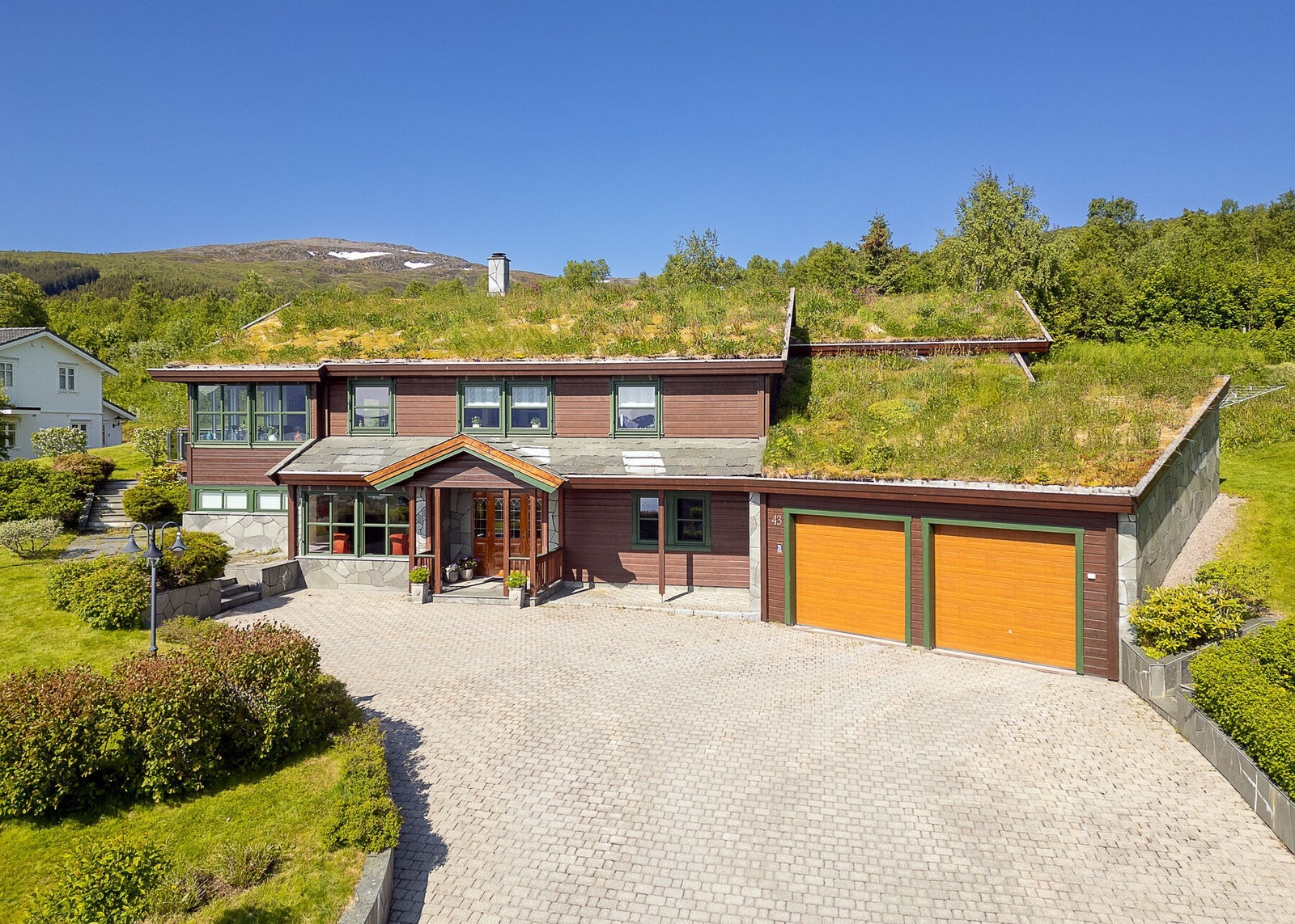 Stor og innholdsrik enebolig fra 2001 med god standard, pene tidløse innredninger og fargevalg. Galleribilde