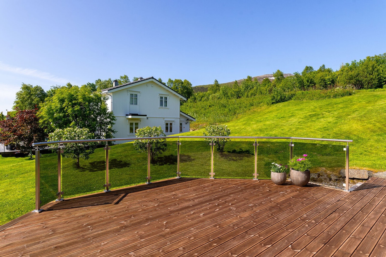 I 2022 ble det skiftet dekke og montert glassrekkverk. Galleribilde