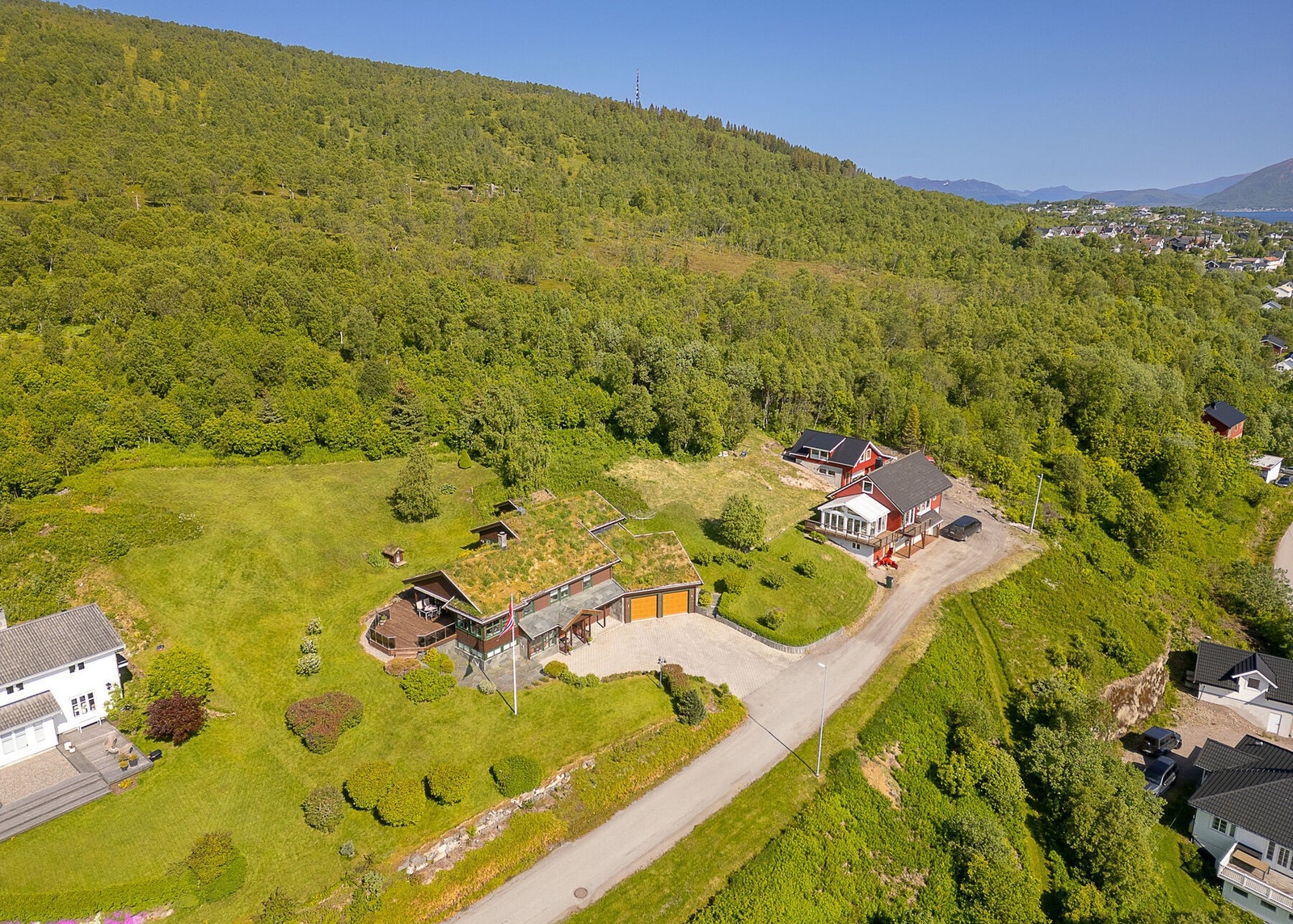 Eiendommen grenser mot utmark i nord-vest, med populært og velbrukt turområde med lysløypa som nabo. Galleribilde