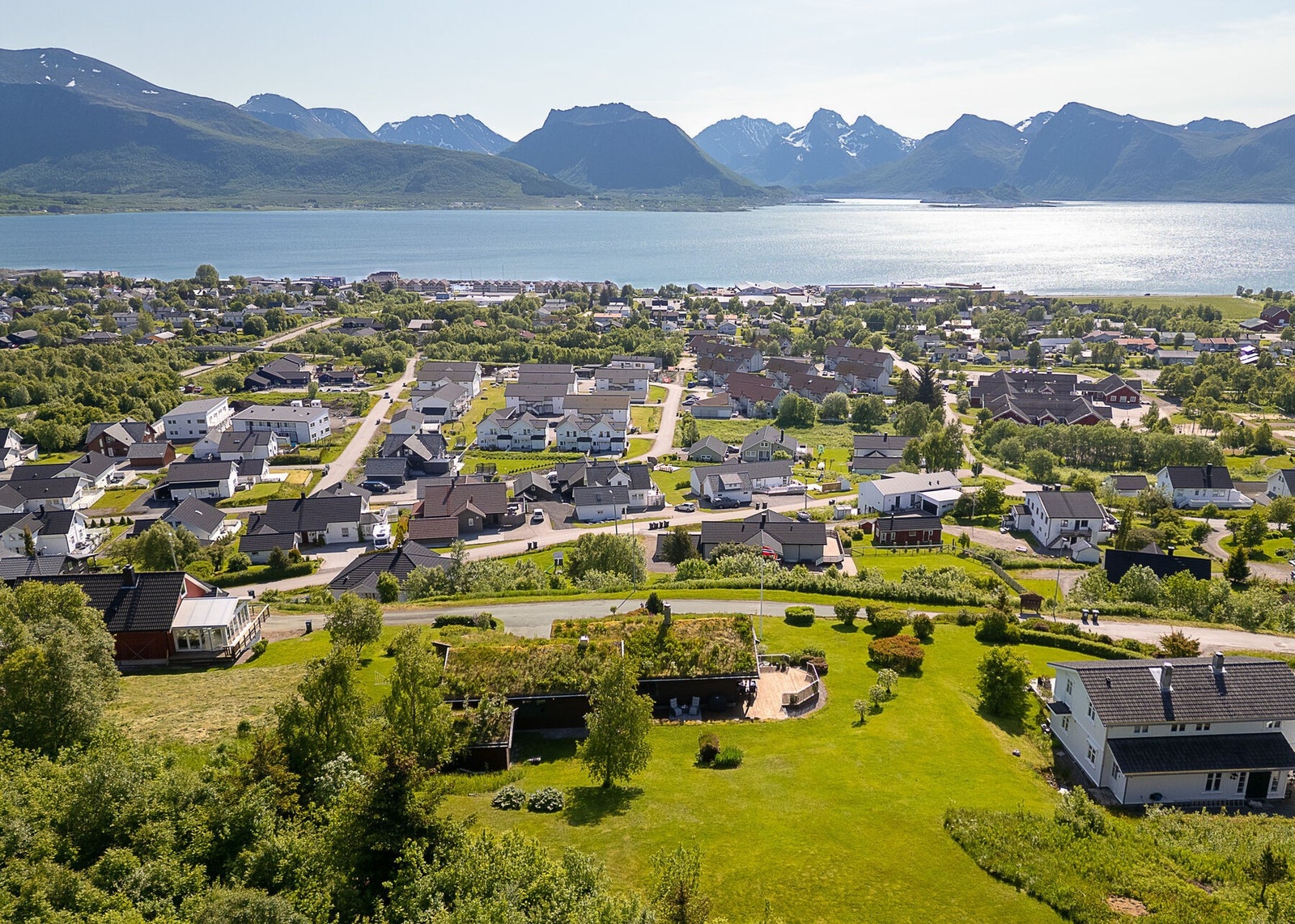 Beliggenheten høyt i terrenget, uten nærliggende eiendommer på flere sider, gjør at eiendommen ligger skjermet til. Galleribilde