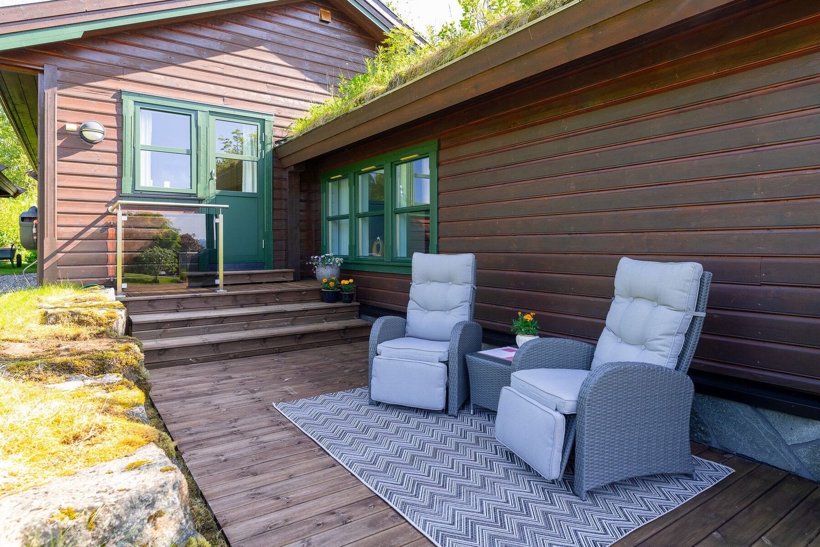 Uteområdet mot vest med utgang fra hovedsoverommet. I 2023 ble det skiftet ytre dobbel drens på vestsiden av boligen. Galleribilde