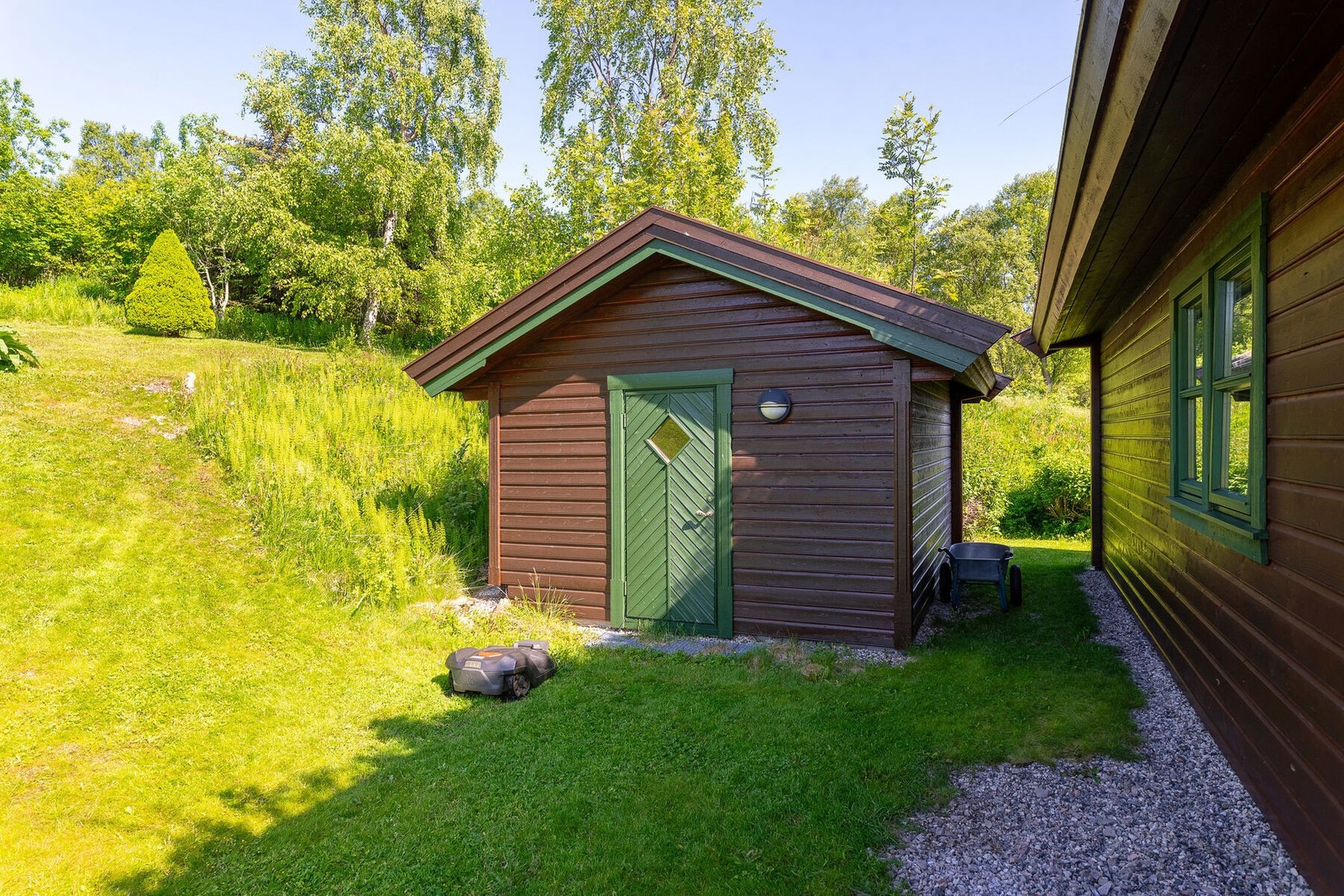 Isolert uthus fra 2008 på ca. 20 kvm. Perfekt for lagring av møbler, hageredskaper og sportsutstyr. Galleribilde