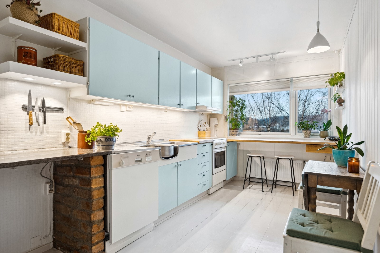 Lyst og koselig kjøkken med god arbeidsplass og naturlig lysinnslipp. Praktisk løsning med sitteplass ved vinduet - perfekt for morgenkaffen! Galleribilde