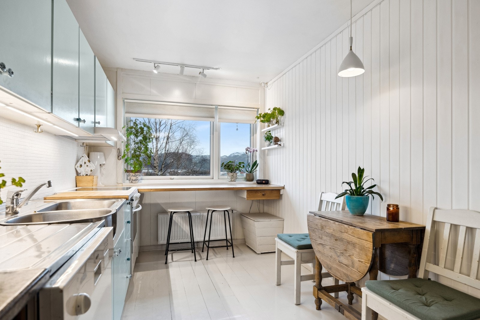 Et kjøkken med tidløs retrostil, som bevarer sin originale karakter og kvalitet fra byggeåret. Galleribilde