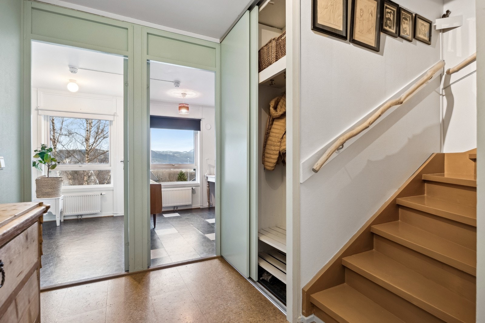 2. etasje består av entrè, toalettrom, bad og to soverom. Galleribilde