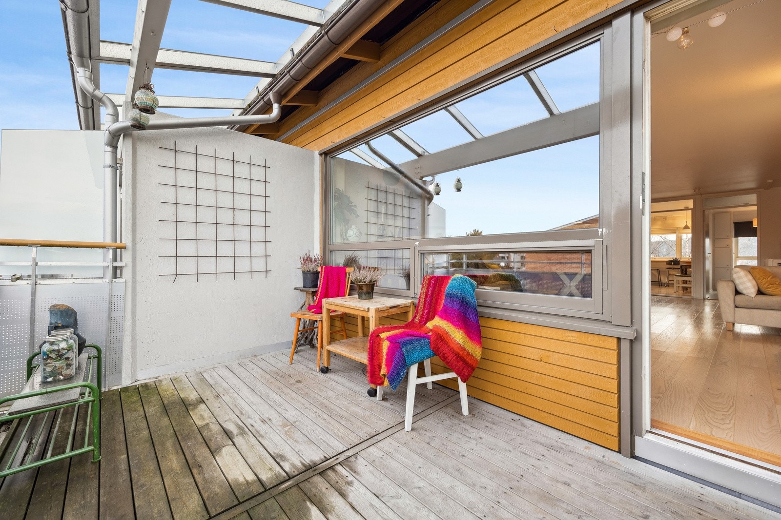 Fra stuen har du direkte utgang til en vestvendt balkong på 11 kvm med gode solforhold og en flott utsikt. Balkongen er delvis takoverbygd. Galleribilde