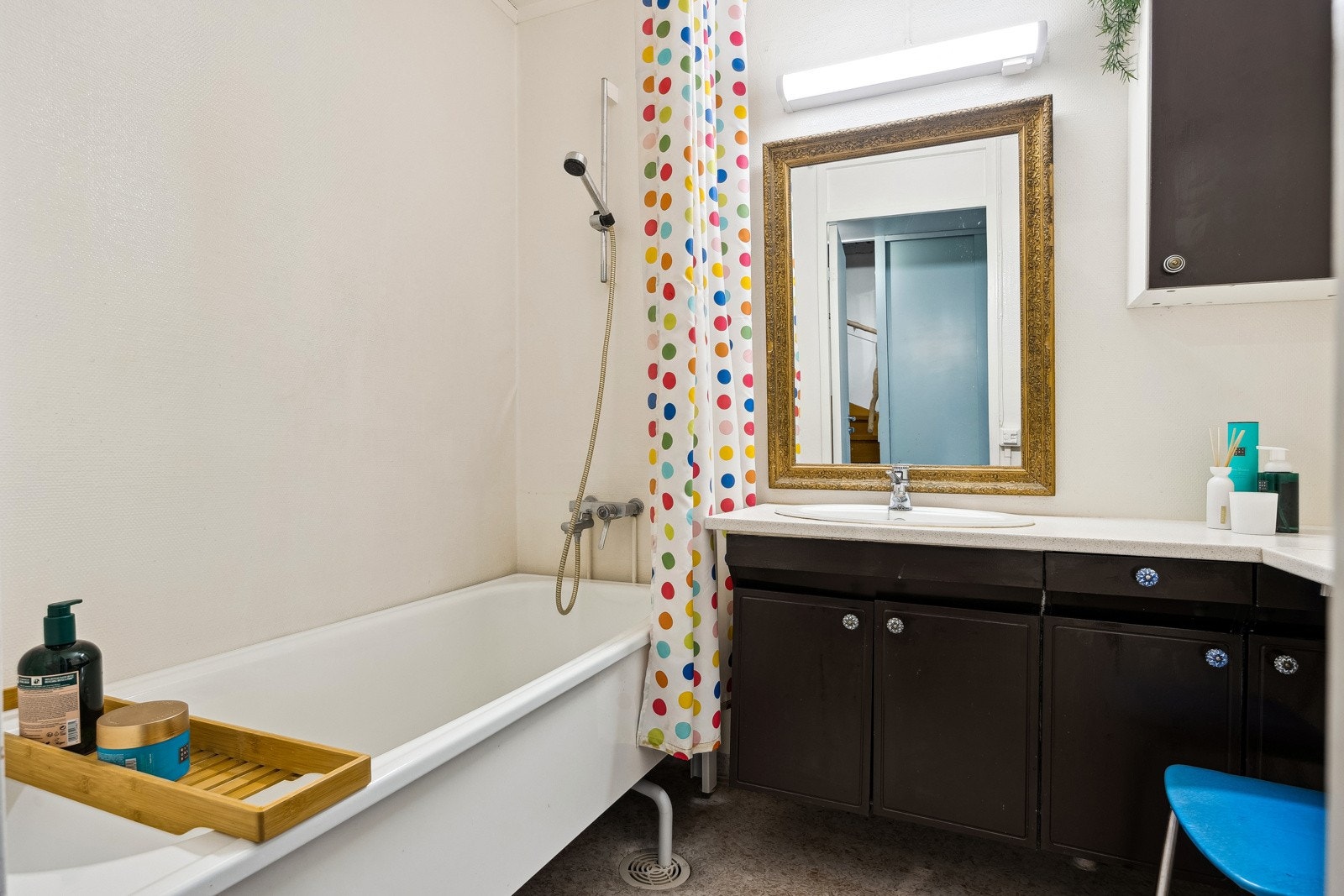 Gulvflate belagt med gulvbelegg med gulvvarme. Galleribilde