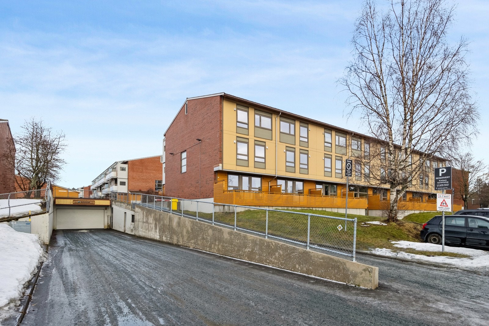 Parkering i garasje kan søkes om til TOBB. Parkering på felles biloppstillingsplass. Galleribilde