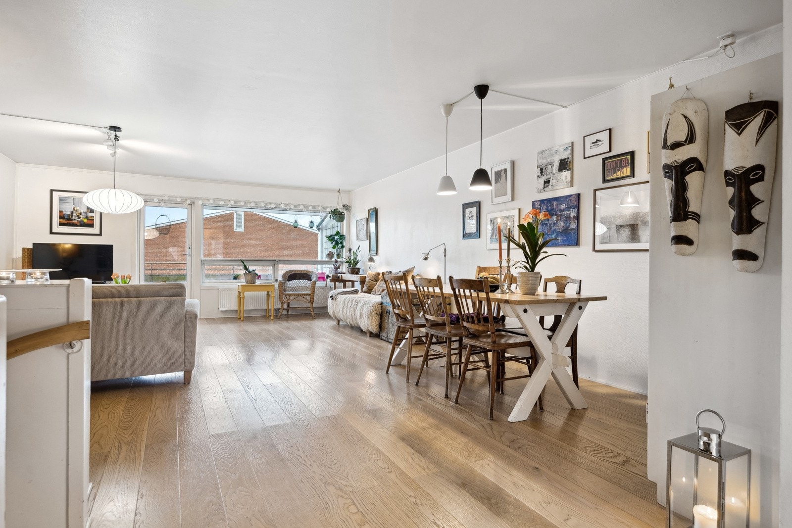 Lys og romslig stue med store vindusflater som gir godt med naturlig lys. Her er det plass til både sofakrok og spisegruppe - perfekt for både hverdagsliv og sosiale sammenkomster! Galleribilde