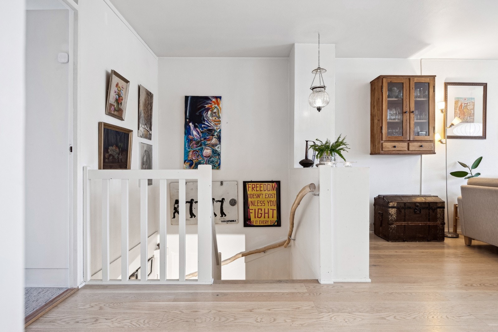 Velkommen opp til 3. etasje bestående av stue, kjøkken og soverom. Utgang fra stue til vestvendt balkong. Galleribilde