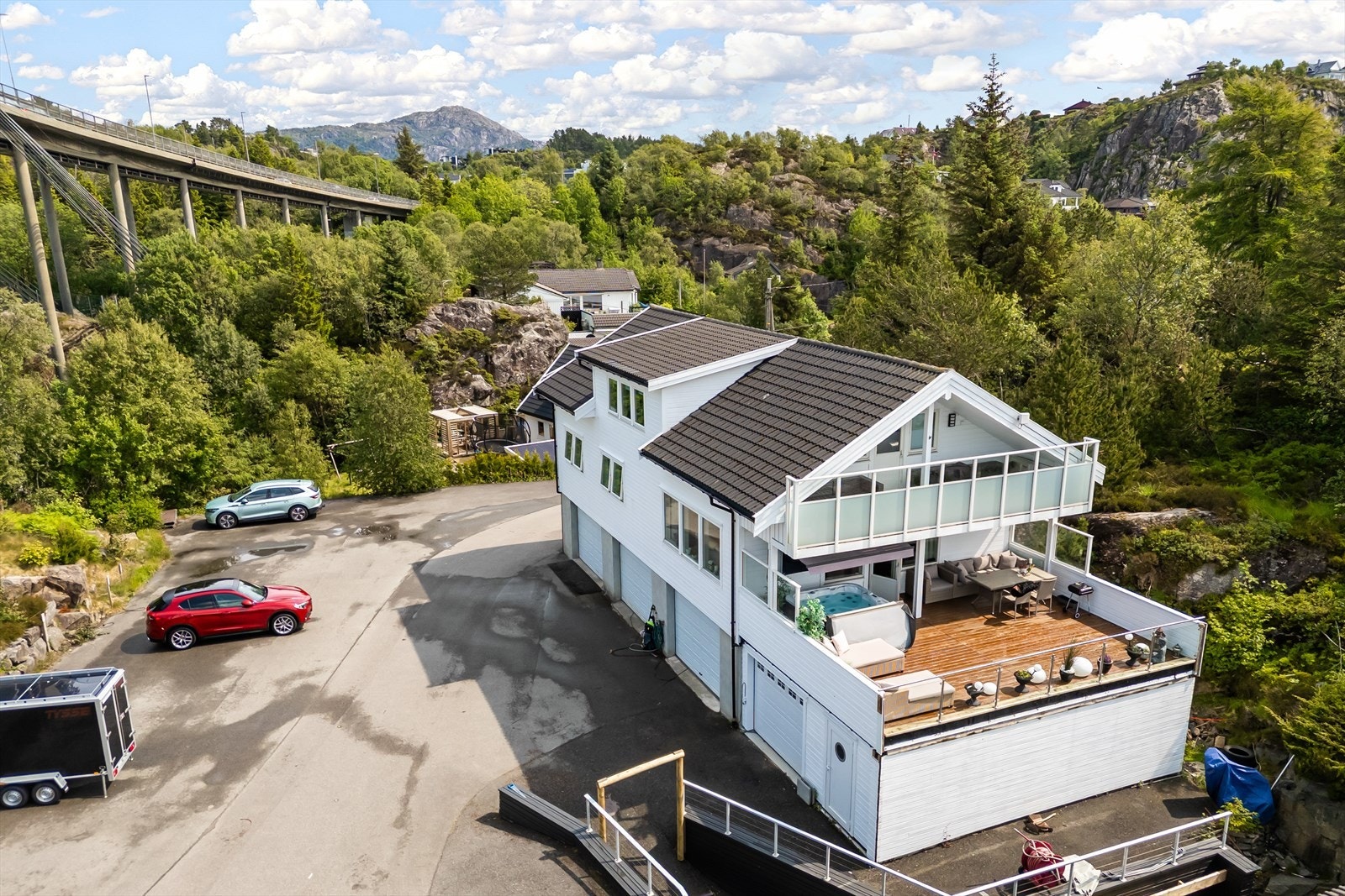 Det tar ca. 13 minutter å kjøre til Bergen sentrum. Nabolaget består i hovedsak av familieboliger. Galleribilde