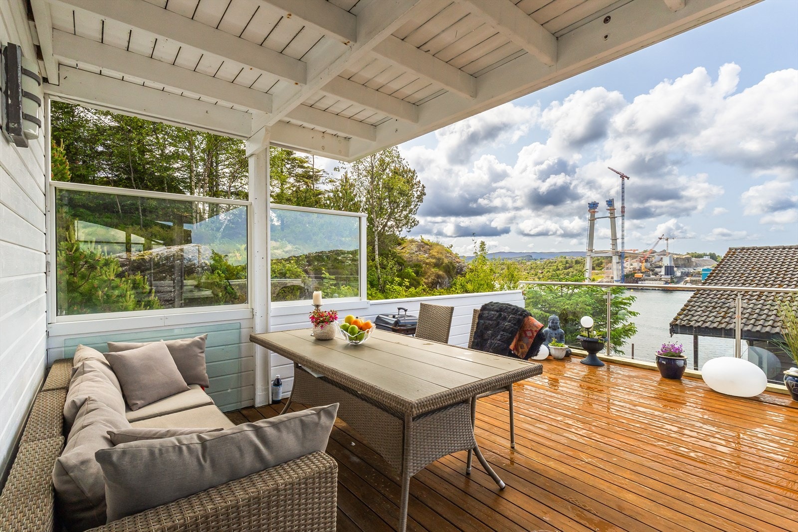 Moderne glassrekkverk på terrassen og fin levegg i den lune kroken. Galleribilde
