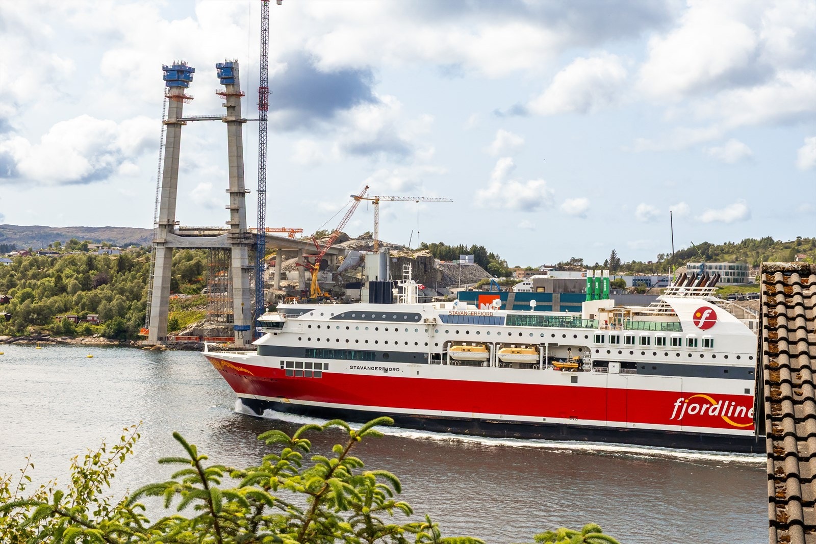 Her får du store deler av trafikken fra Byfjorden forbi terrassen! Galleribilde
