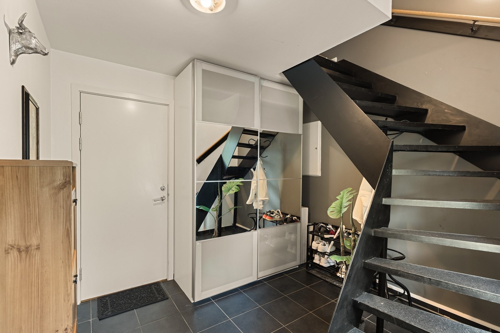Det er god plass til oppbevaring av tøy og sko rett utenfor ytterdøren. Galleribilde