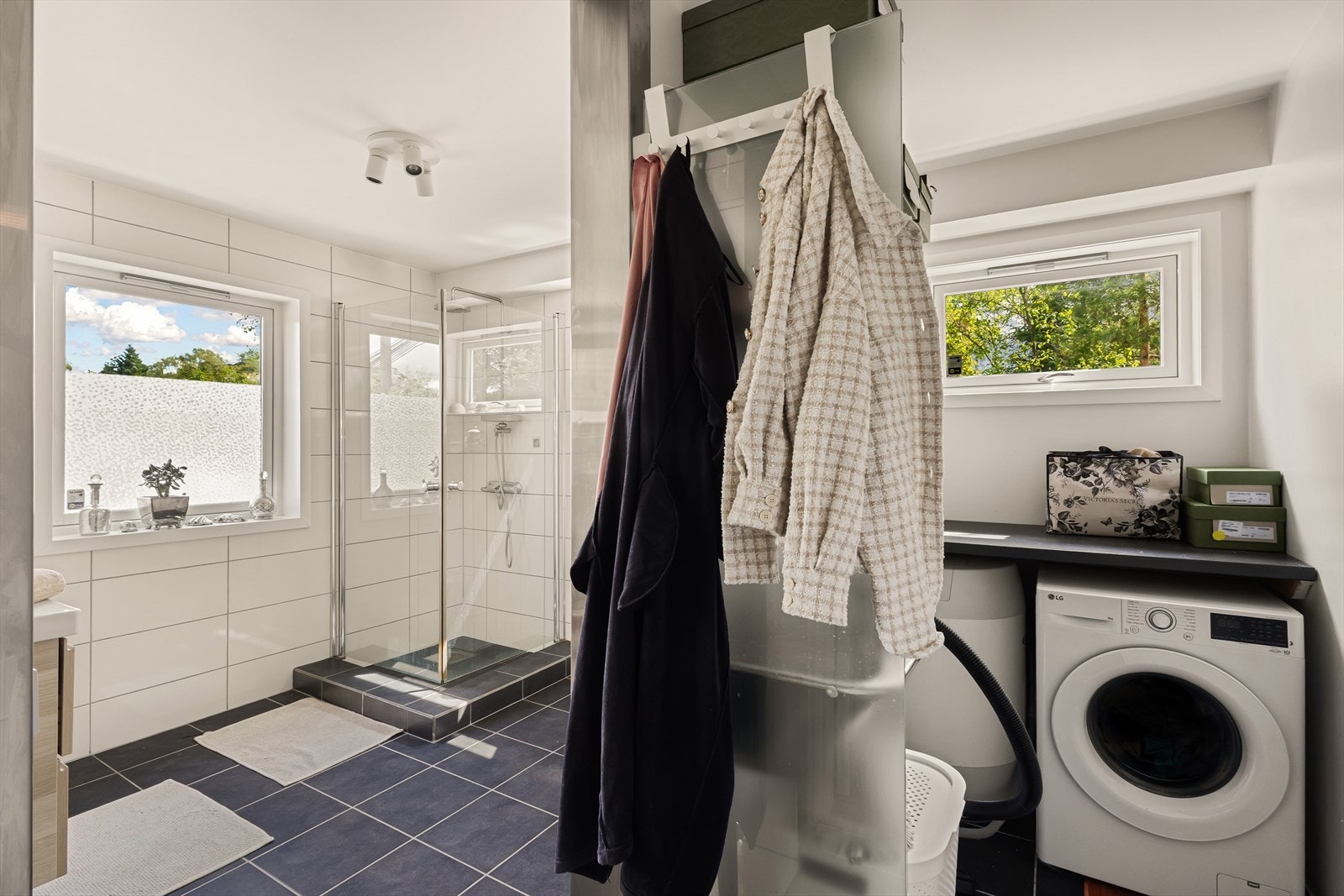 Skilleveggen på badet gjør at du kan ha en vaskeromsnisje på ene siden. Galleribilde
