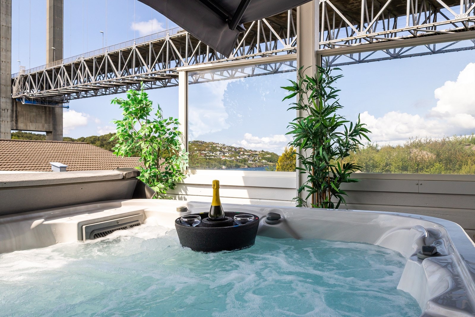 Jacuzzien på terrassen får du med på kjøpet! Galleribilde