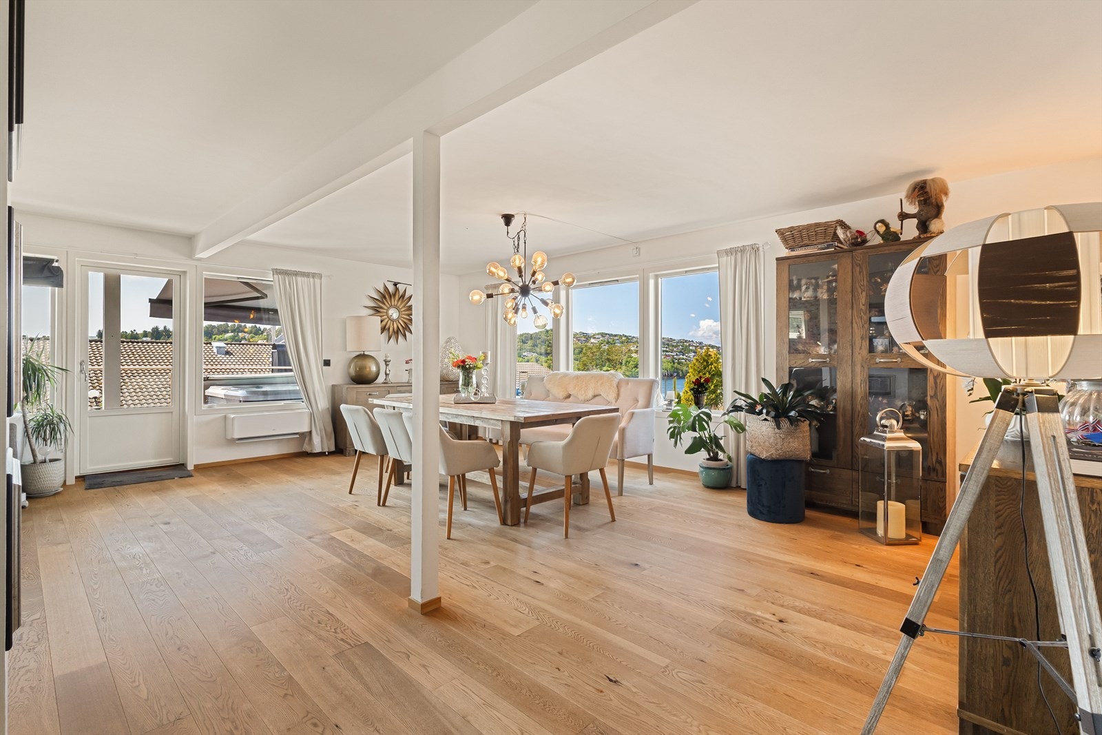 Leiligheten har lys og gjennomgående 1-stavs parkett på gulvet og ny varmepumpe fra 2021. Galleribilde