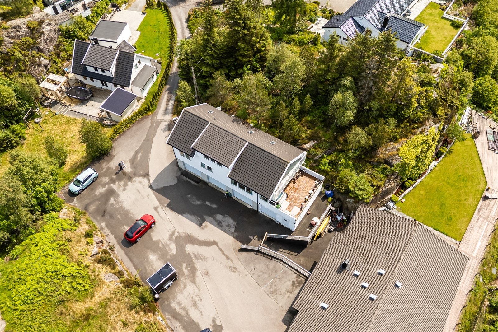 Tomten til tomannsboligen er på 748 m², hvor du har garasje under i 1.etasje, stor naturtomt utenfor ytterdøren og god parkeringsdekning. Galleribilde