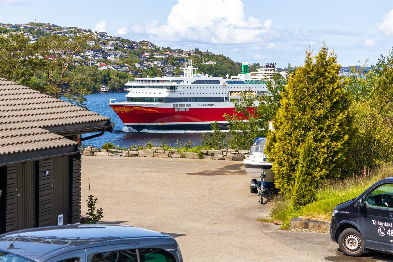 Her bor du i maritime omgivelser, kun et steinkast fra Drotningsvik senter, busstopp, skoler og barnehager. Galleribilde